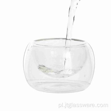 Mały izolowany szklany kubek na herbatę